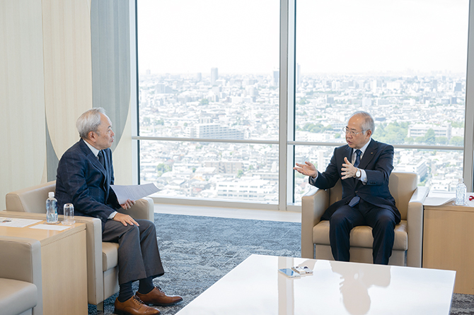 対談する磯崎氏と冨山氏