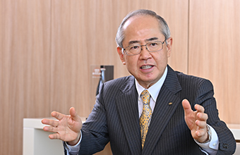磯崎氏